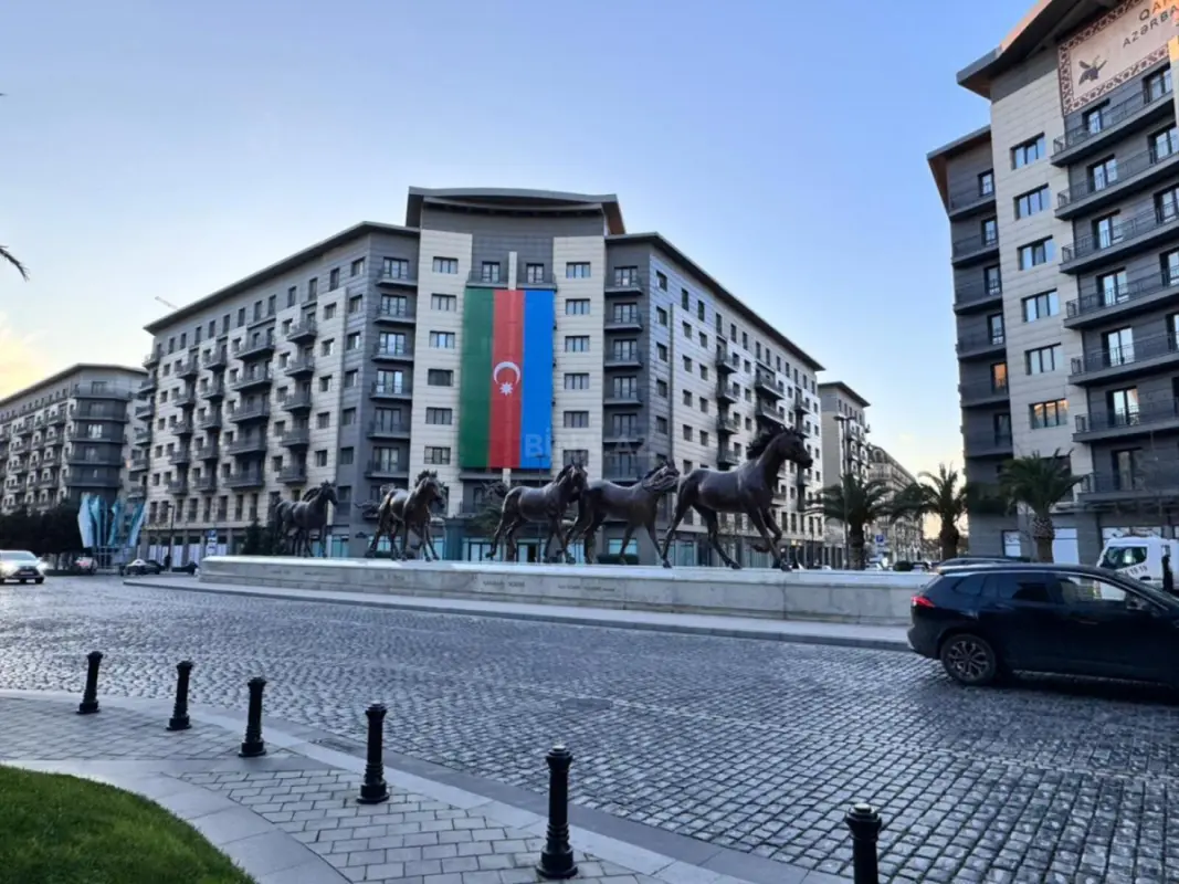Satılır 3 otaqlı mənzil 132 m²