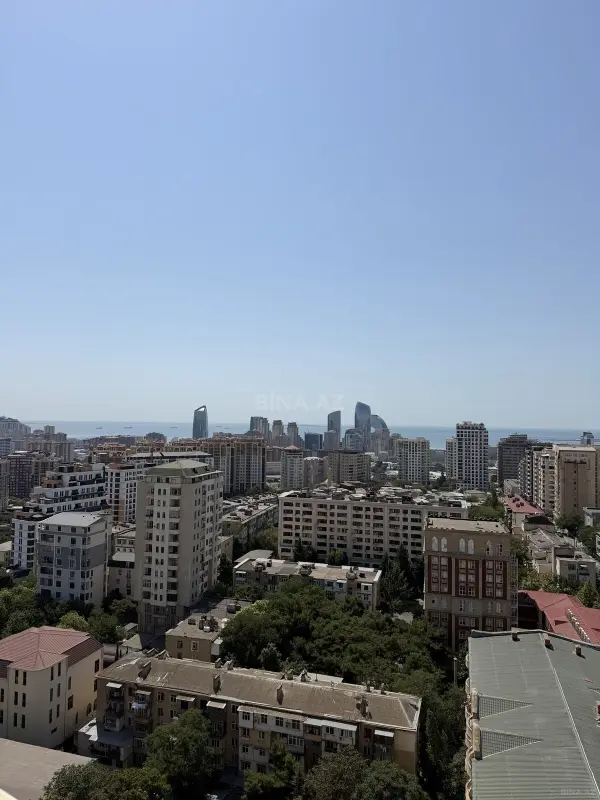 Satılır 4 otaqlı mənzil 220 m²