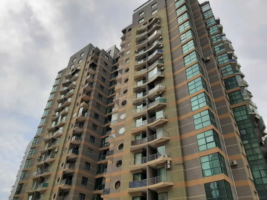 Satılır 4 otaqlı mənzil 205 m²