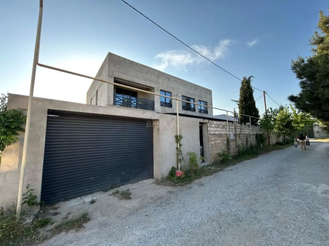 Satılır 9 otaqlı həyət evi 350 m²