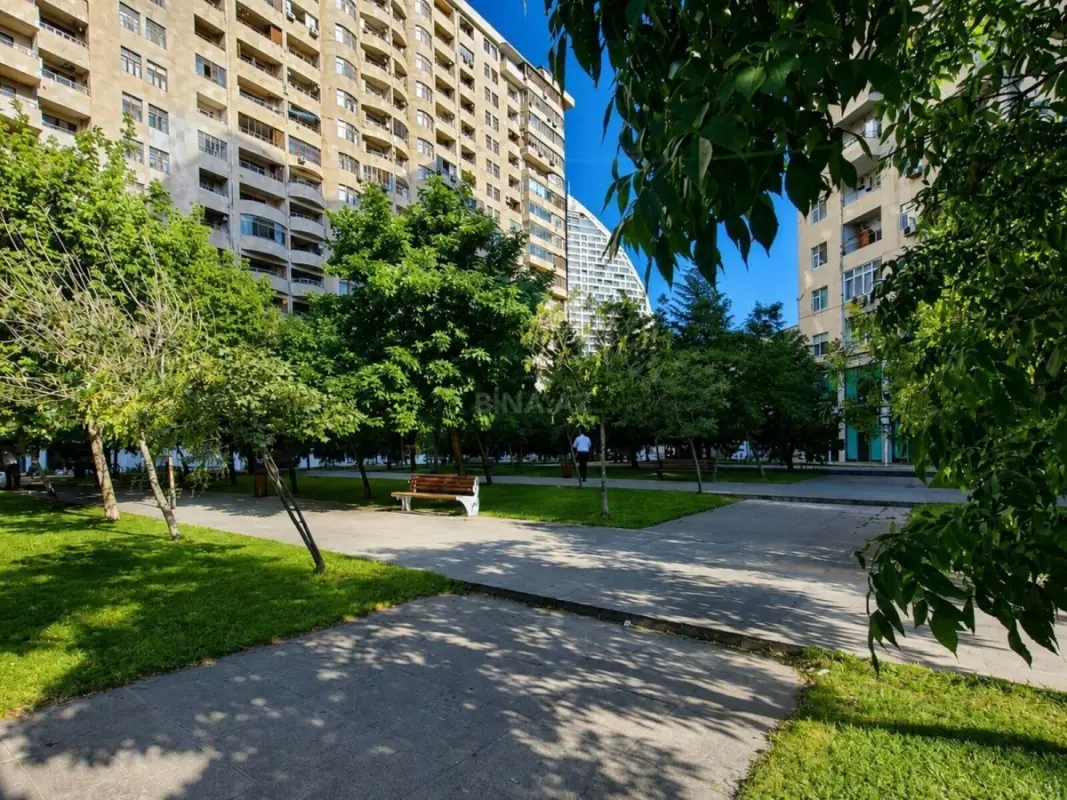 Satılır 4 otaqlı mənzil 185 m²