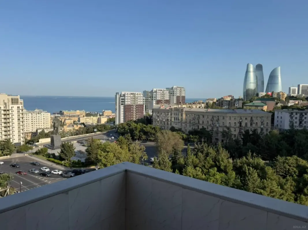 Satılır 4 otaqlı mənzil 220 m²