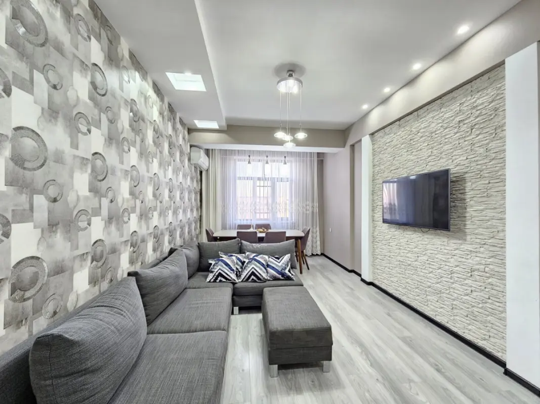 Satılır 2 otaqlı mənzil 82 m²