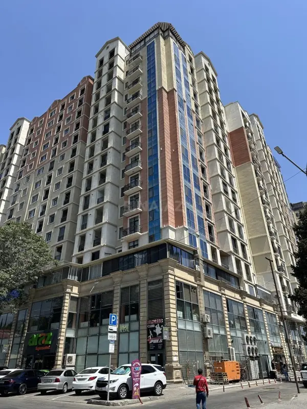 Satılır 4 otaqlı mənzil 175 m²