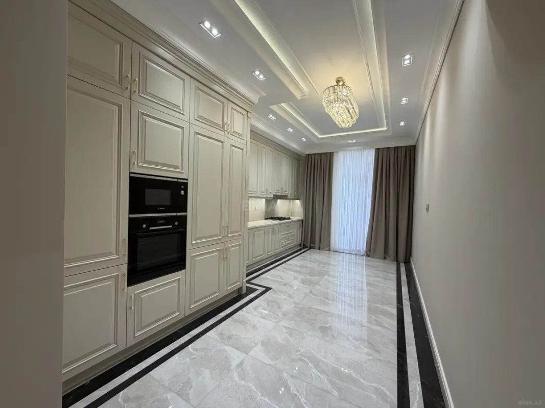 Satılır 4 otaqlı mənzil 240 m²