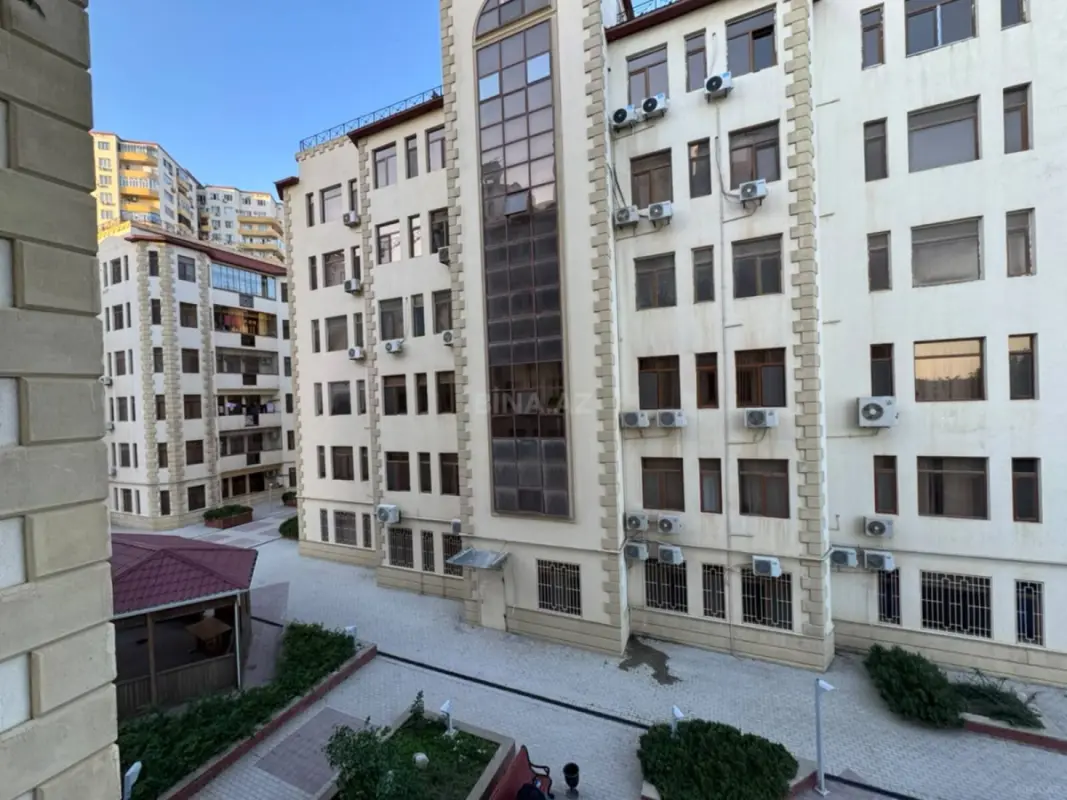 Satılır 3 otaqlı mənzil 180 m²