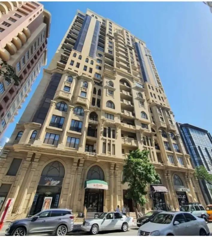 Satılır 4 otaqlı mənzil 249 m²