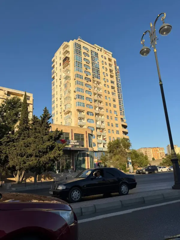 Satılır 3 otaqlı mənzil 133 m²