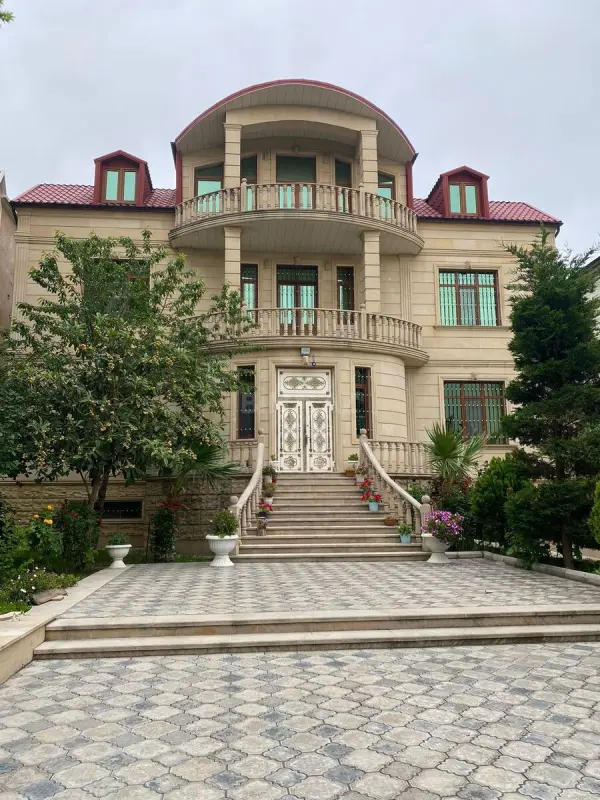 Satılır 6 otaqlı həyət evi 550 m²