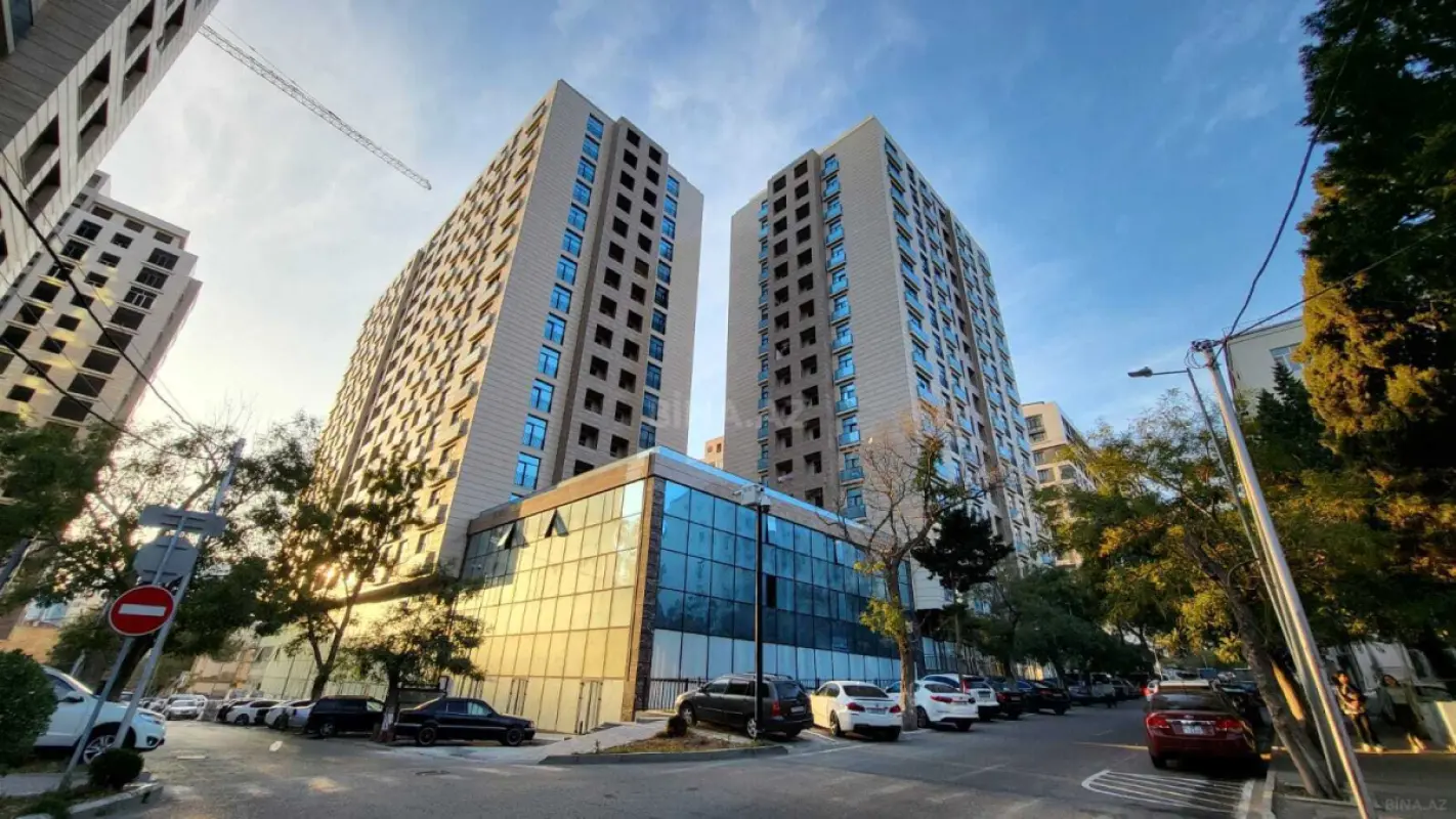 Satılır 4 otaqlı mənzil 195 m²