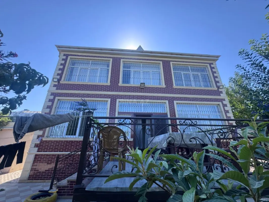 Satılır 7 otaqlı həyət evi 380 m²