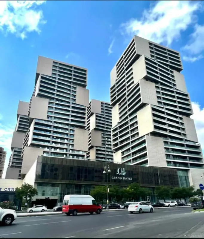Satılır 4 otaqlı mənzil 180 m²