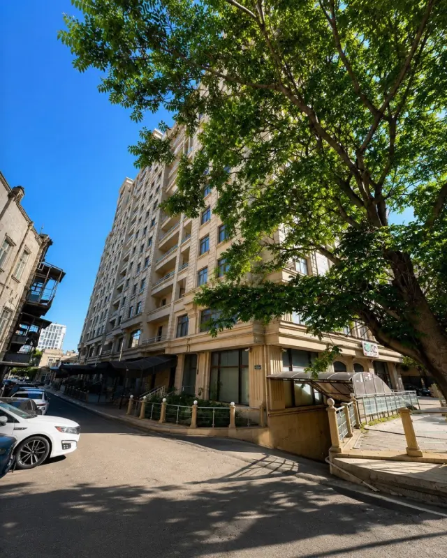 Satılır 3 otaqlı mənzil 180 m²