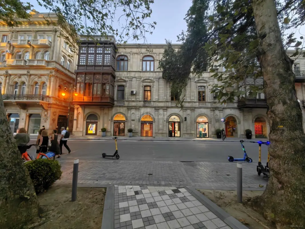 Satılır 5 otaqlı mənzil 258 m²