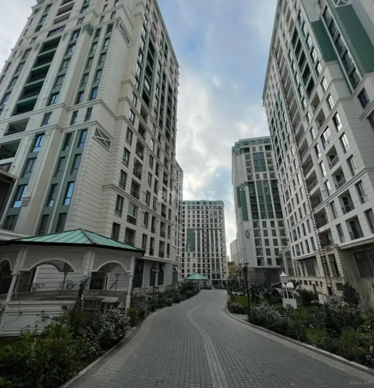 Satılır 3 otaqlı mənzil 142 m²