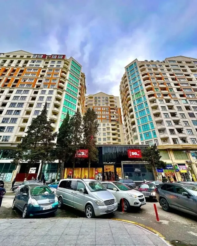 Satılır 3 otaqlı mənzil 137 m²