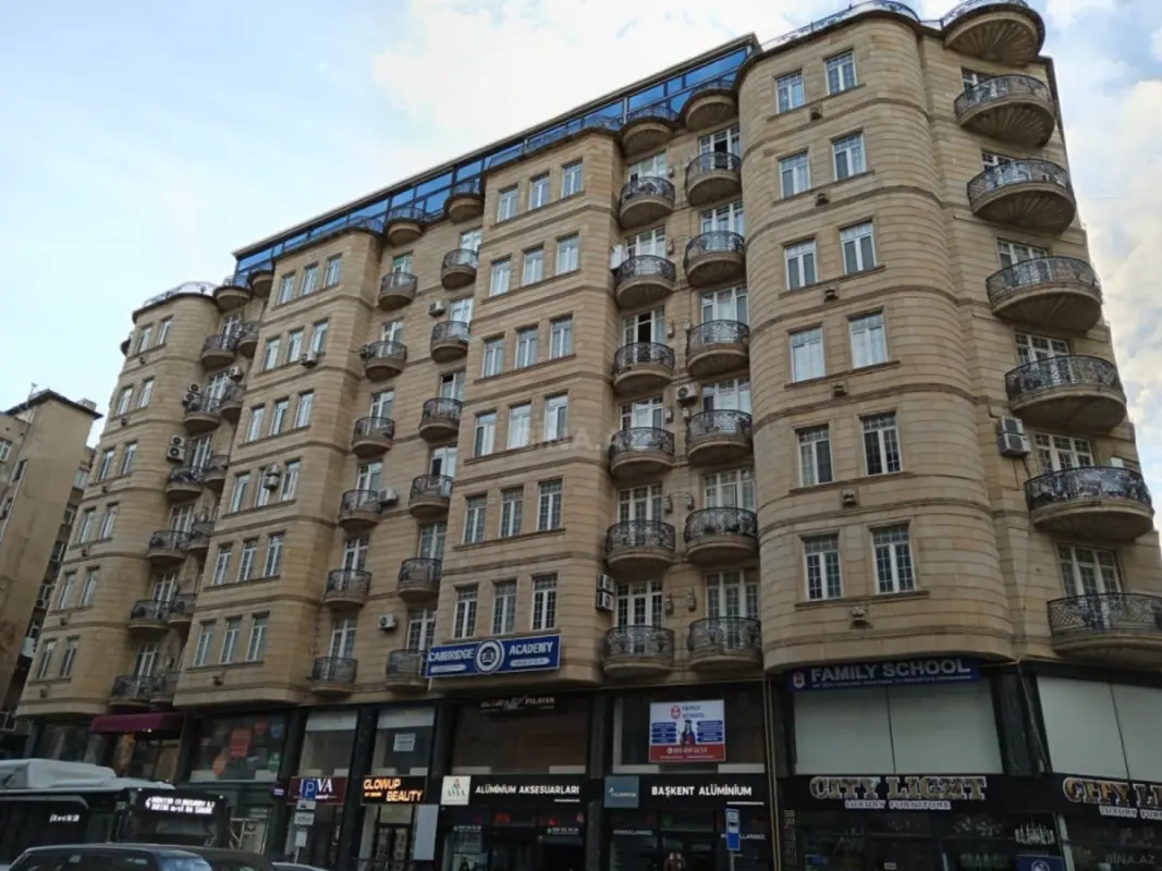 Satılır 5 otaqlı mənzil 258 m²