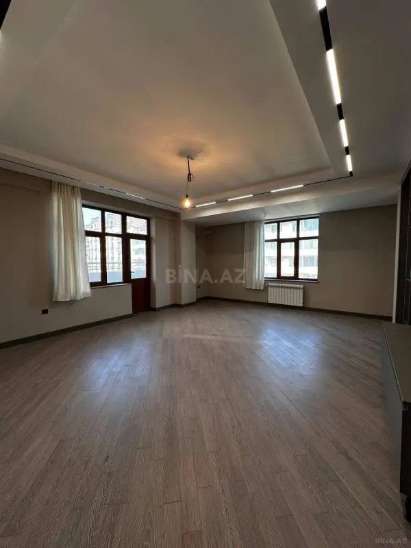 Satılır 4 otaqlı mənzil 185 m²