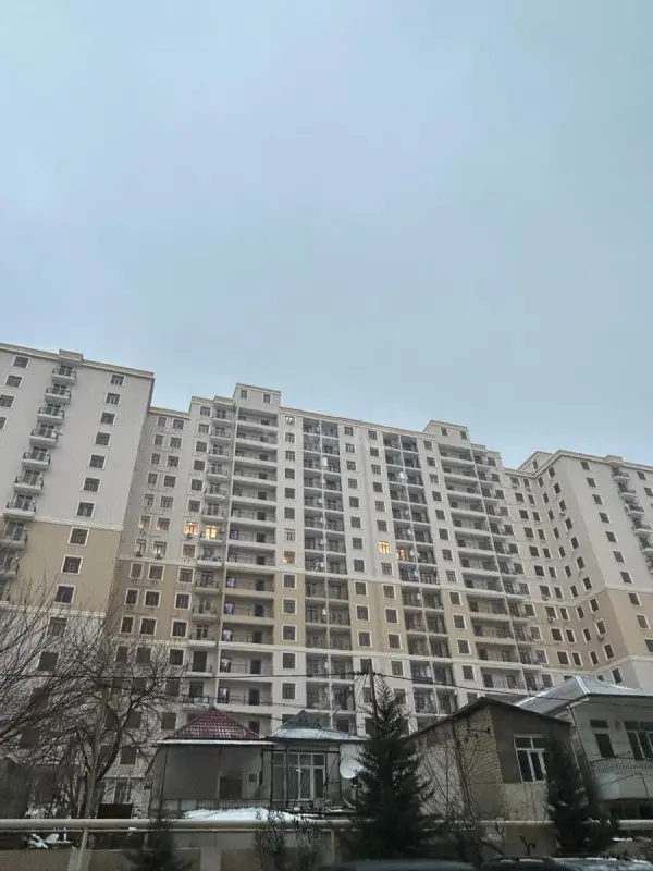 Satılır 4 otaqlı mənzil 185 m²