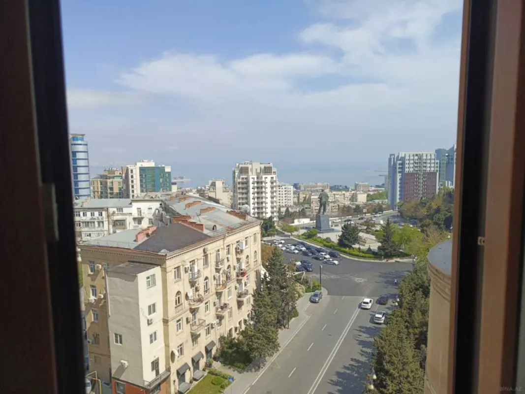 Satılır 5 otaqlı mənzil 210 m²