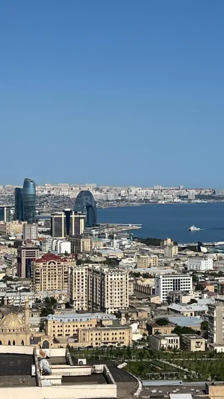 Satılır 11 otaqlı mənzil 625 m²