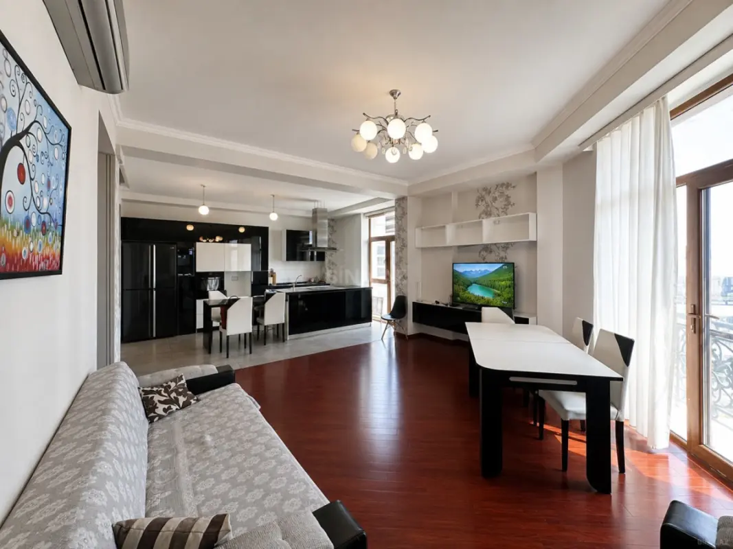 Kirayə verilir 4 otaqlı mənzil 145 m²