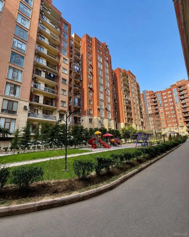 Satılır 4 otaqlı mənzil 190 m²
