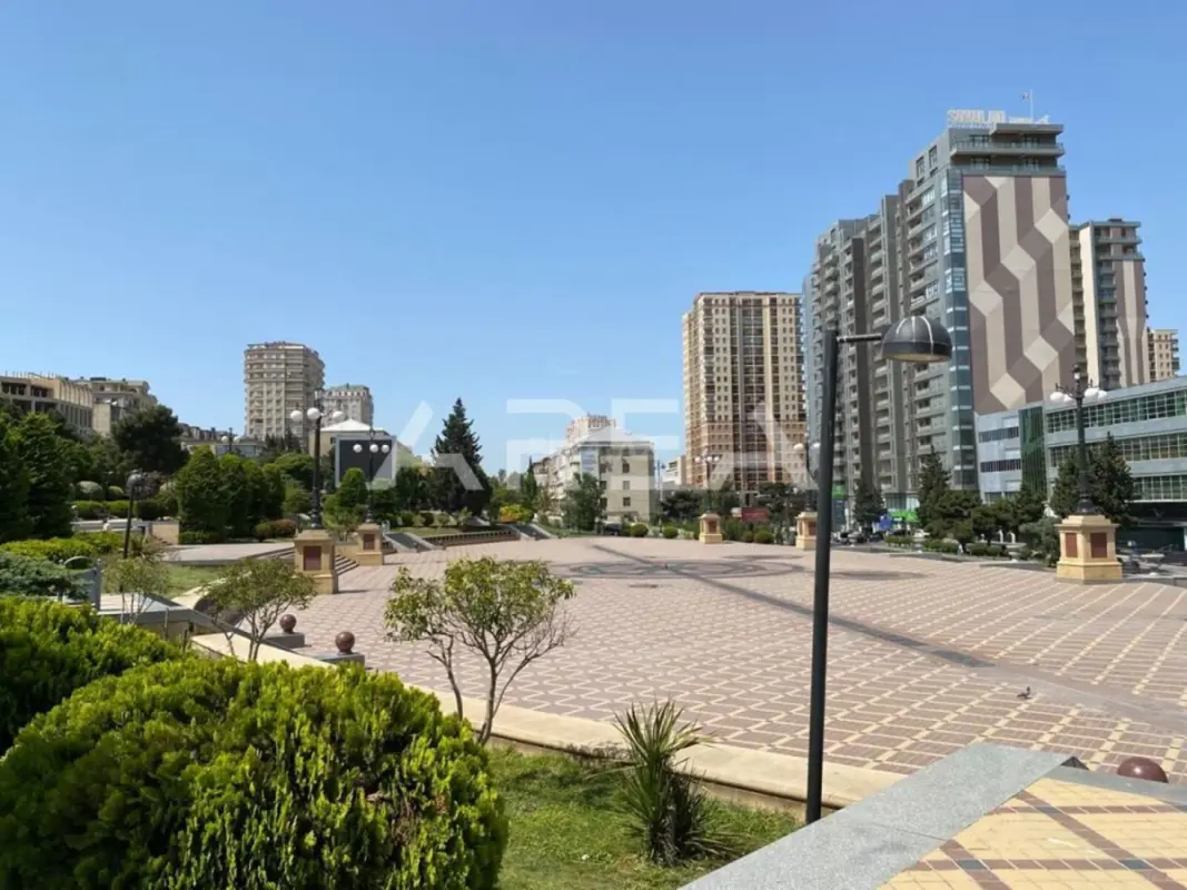 Satılır 4 otaqlı mənzil 256 m²