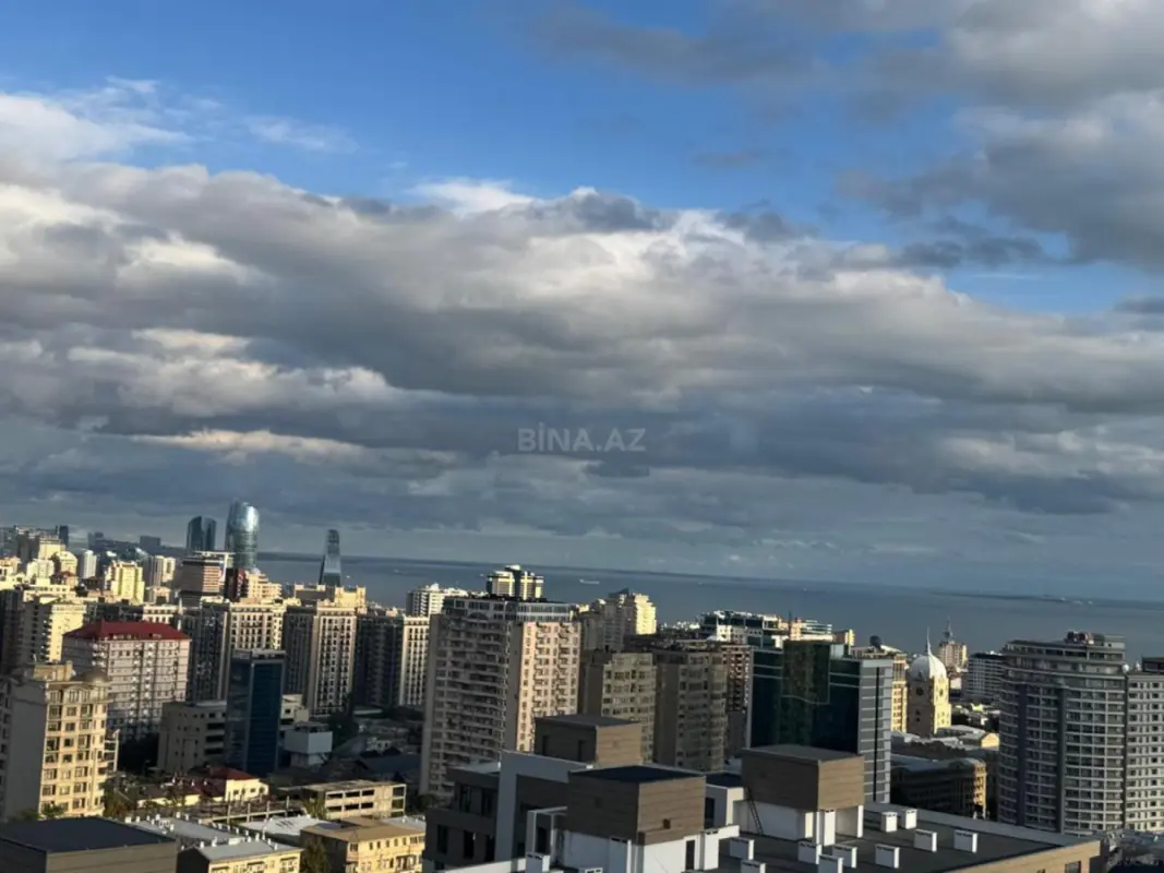 Satılır 3 otaqlı mənzil 180 m²