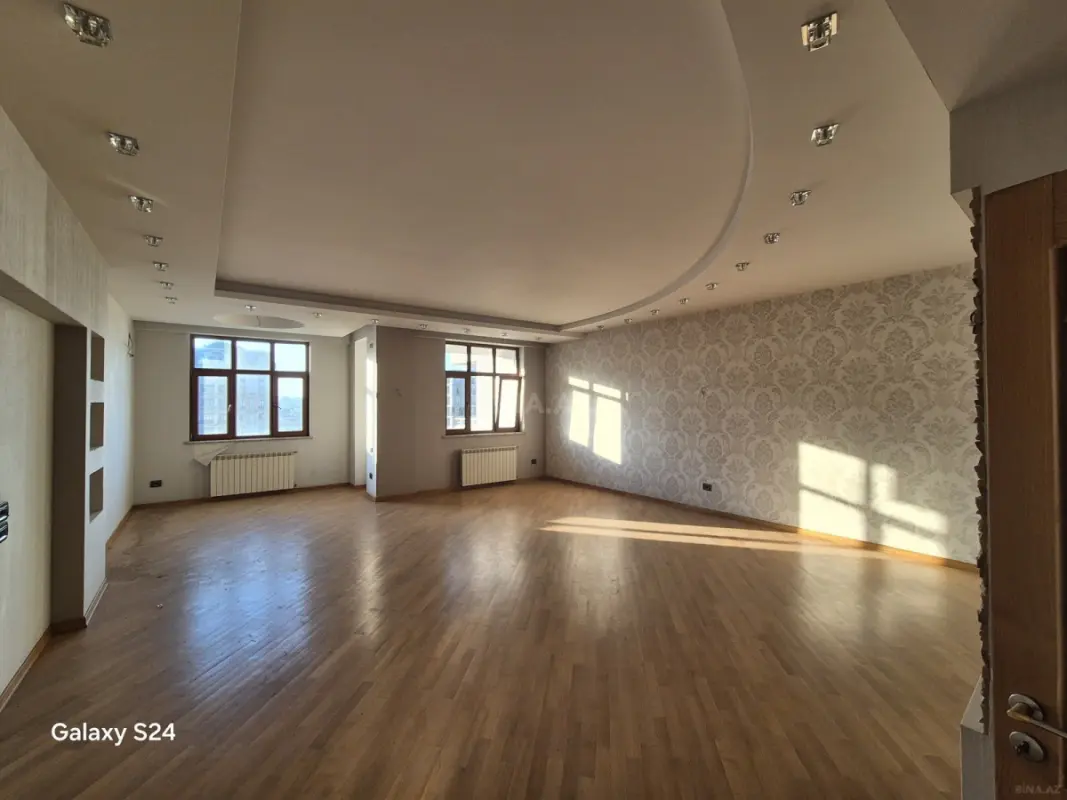 Satılır 4 otaqlı mənzil 220 m²