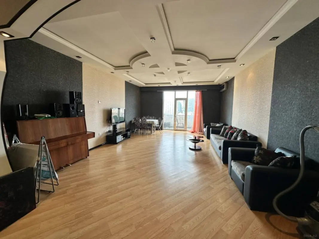 Satılır 3 otaqlı mənzil 126 m²