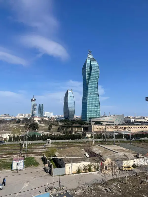 Satılır 4 otaqlı mənzil 181 m²