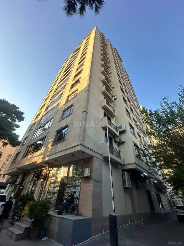 Satılır 4 otaqlı mənzil 240 m²