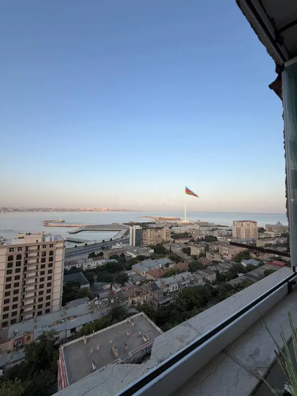Satılır 4 otaqlı mənzil 121 m²