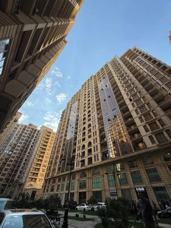 Satılır 4 otaqlı mənzil 198 m²