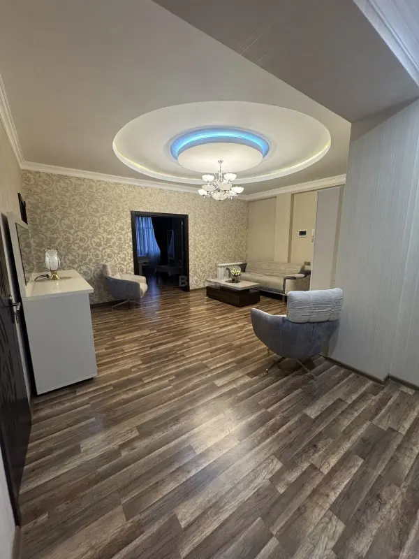 Satılır 3 otaqlı mənzil 137 m²