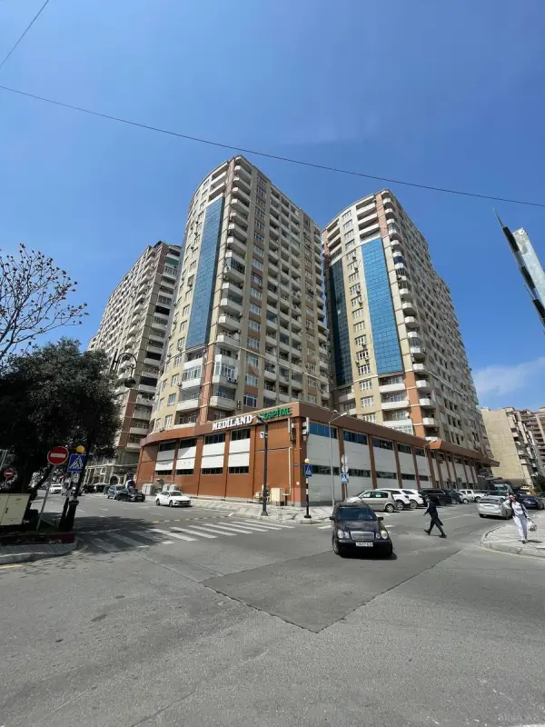 Satılır 3 otaqlı mənzil 126 m²