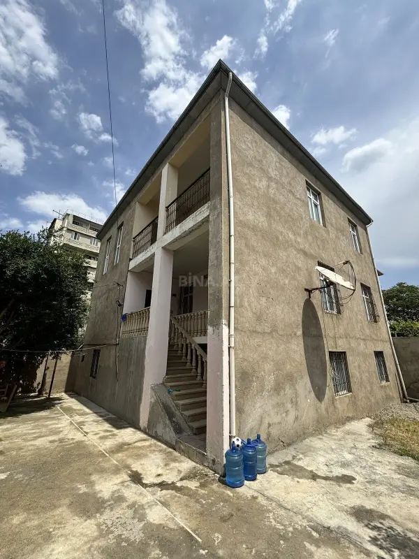 Satılır 10 otaqlı həyət evi 300 m²