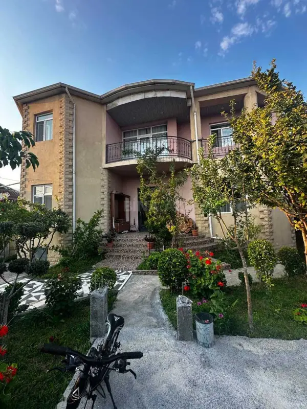 Satılır 6 otaqlı həyət evi 245 m²