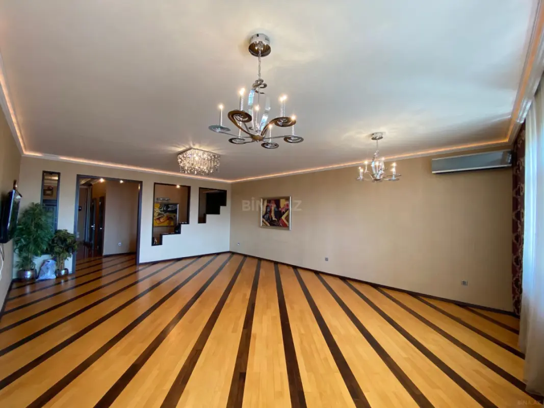 Satılır 4 otaqlı mənzil 183 m²