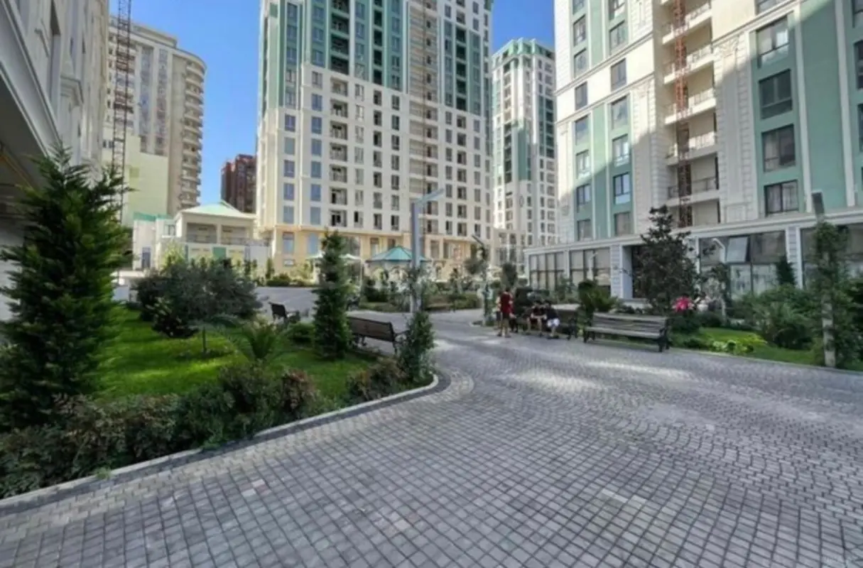 Satılır 4 otaqlı mənzil 125 m²