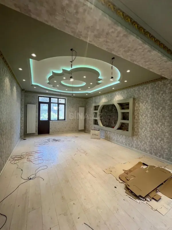 Satılır 4 otaqlı mənzil 215 m²