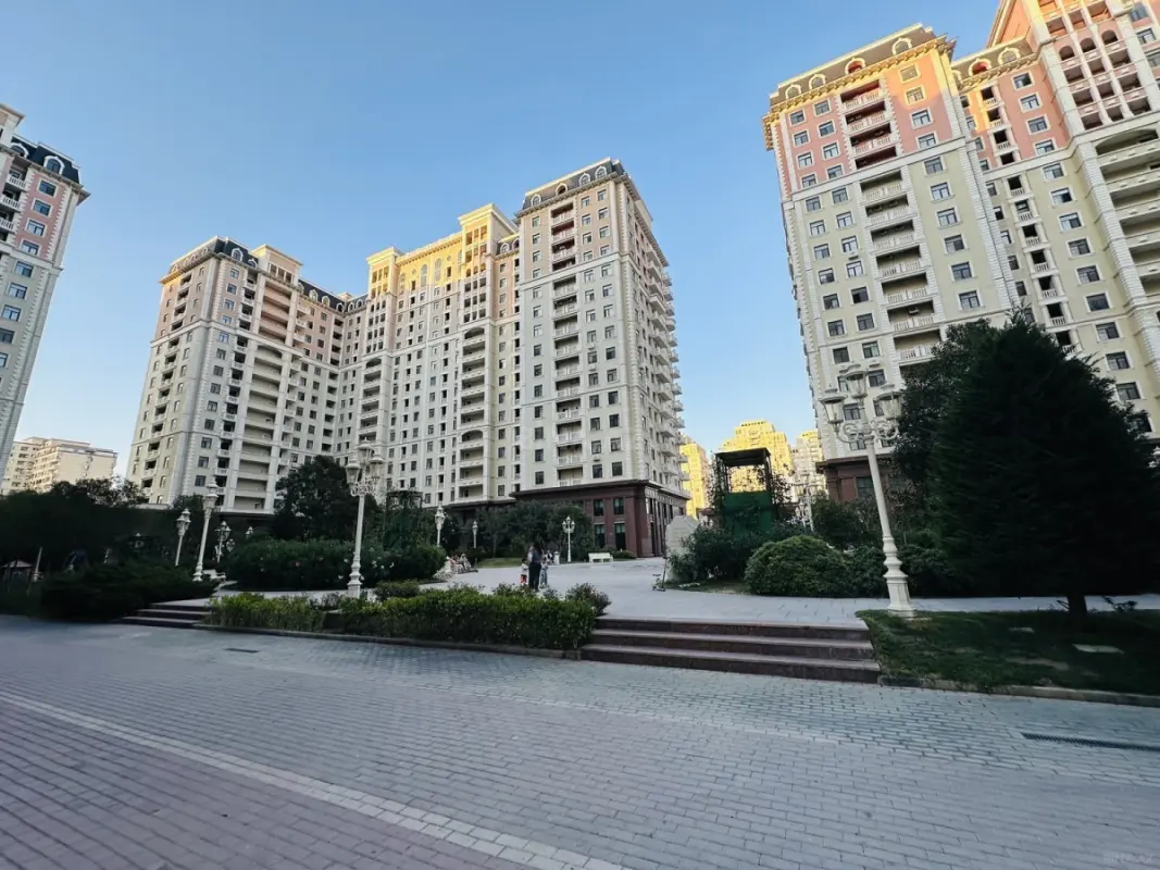 Satılır 4 otaqlı mənzil 185 m²