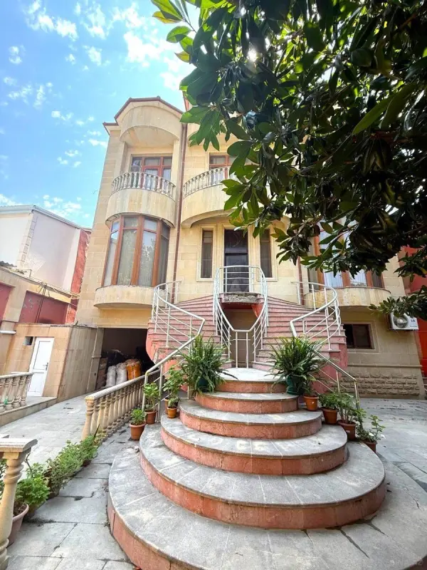 Satılır 6 otaqlı həyət evi 300 m²