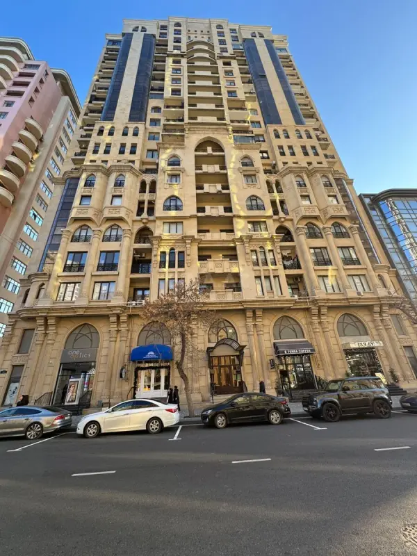 Satılır 4 otaqlı mənzil 249 m²