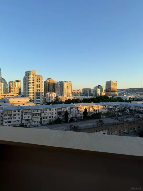 Satılır 4 otaqlı mənzil 185 m²
