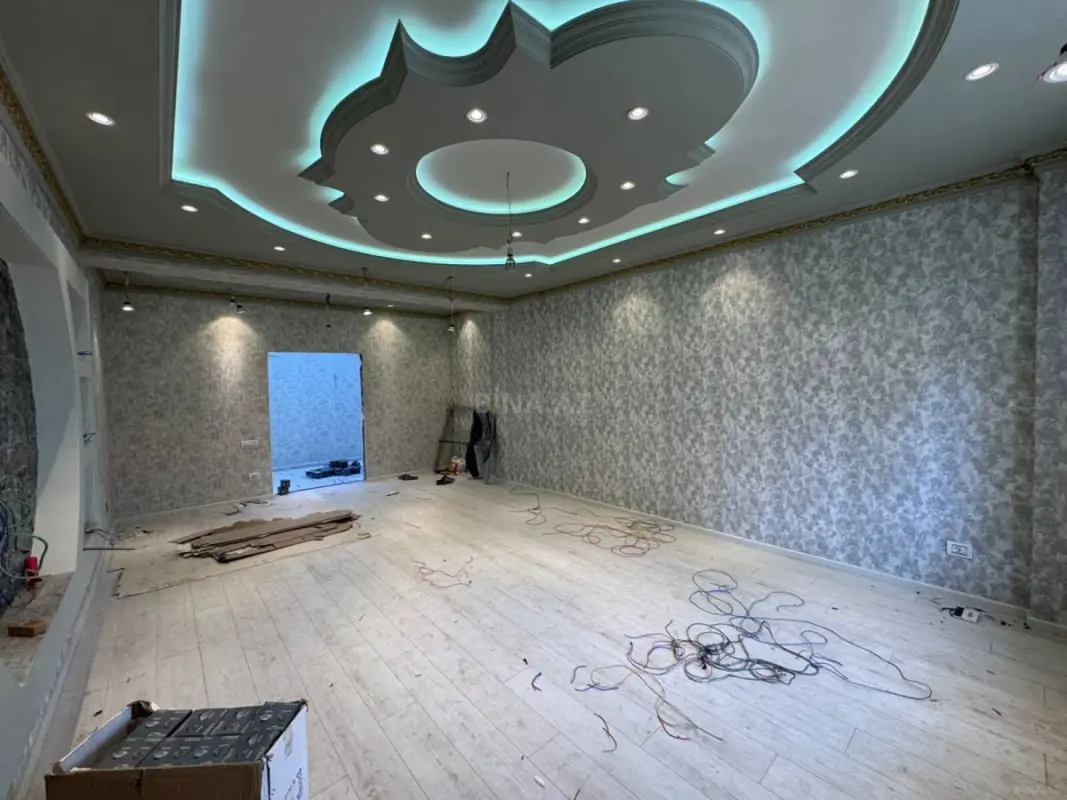 Satılır 4 otaqlı mənzil 215 m²