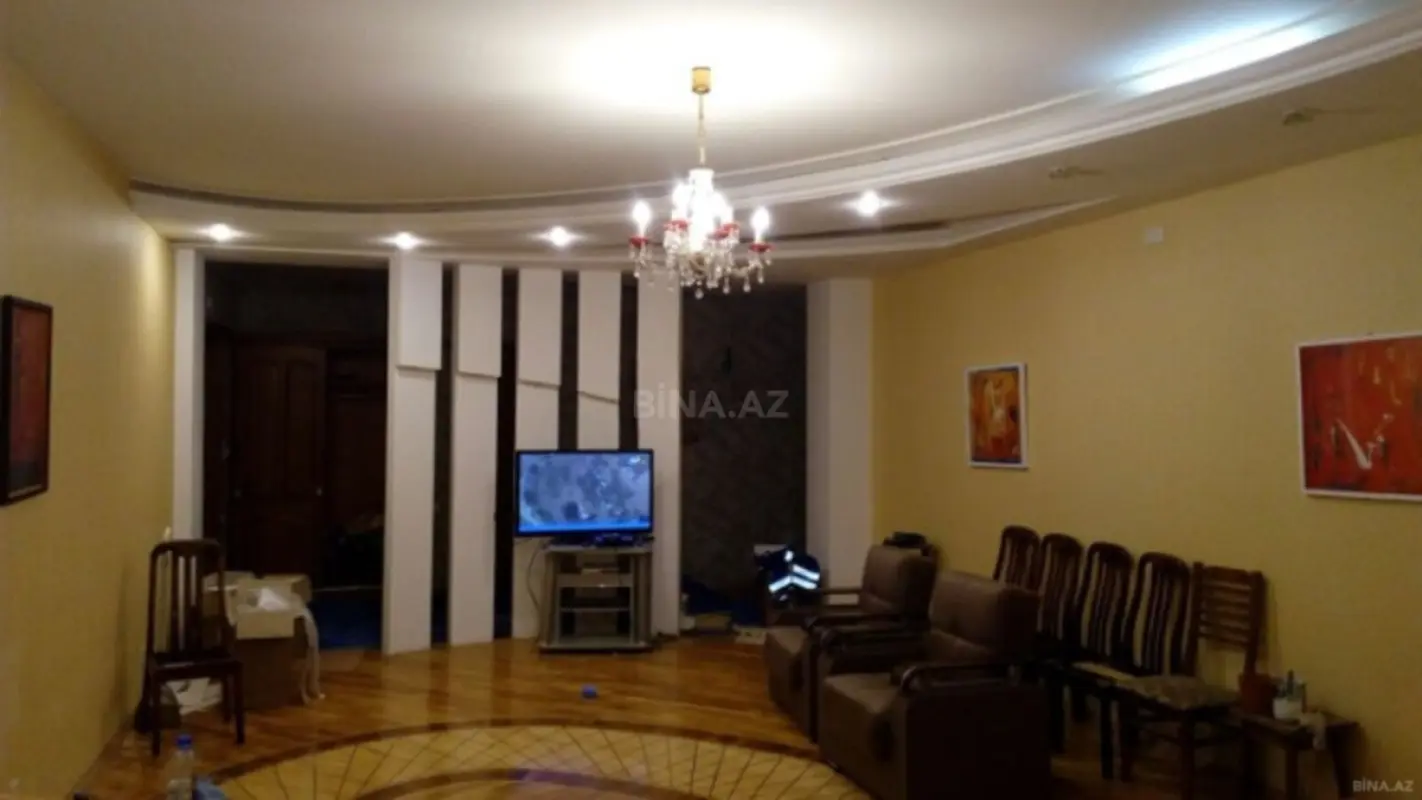 Satılır 3 otaqlı mənzil 135 m²