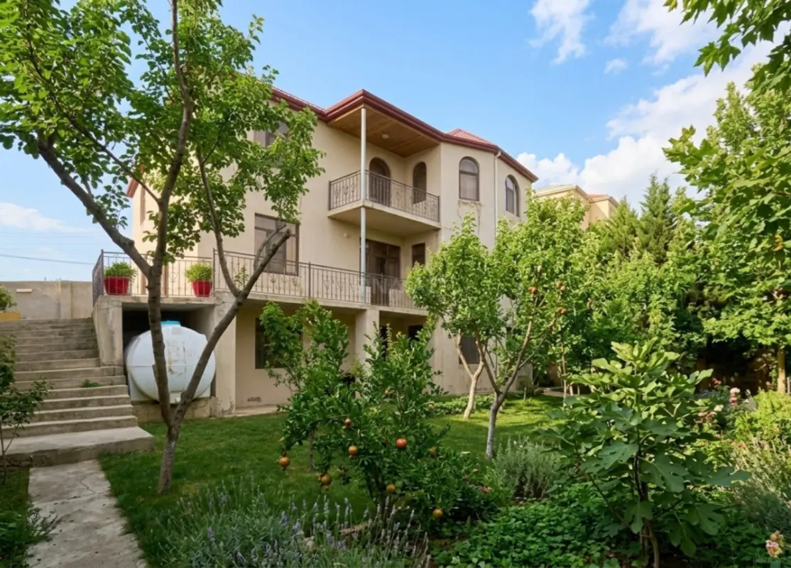 Satılır 8 otaqlı həyət evi 400 m²