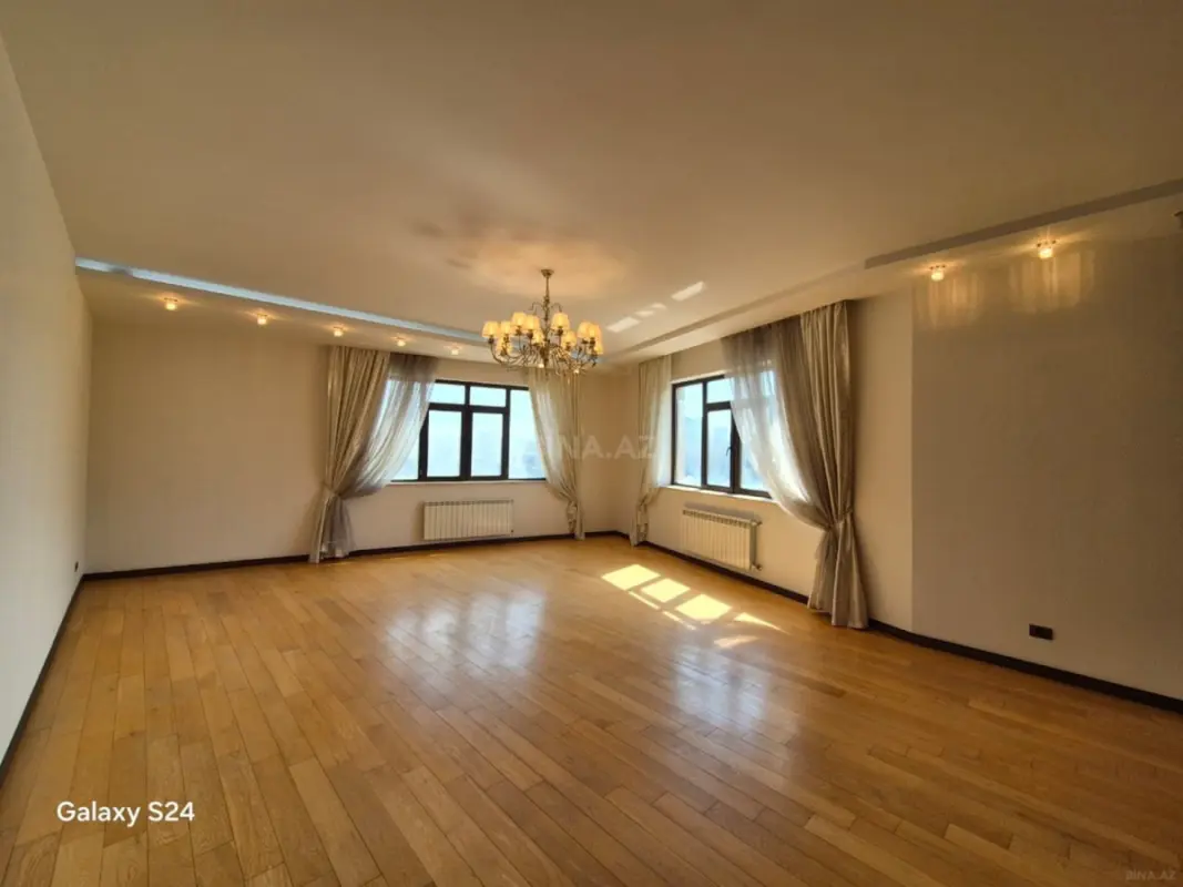 Satılır 4 otaqlı mənzil 190 m²
